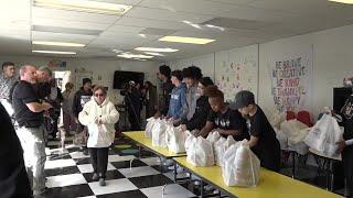 Las Vegas Raiders player provides Thanksgiving meals to locals