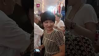 Khách Tây đi lạc đường được mời vào ăn cỗ đám cưới no say ở Ninh Bình | VTC Now