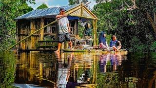 Berkemah bersama anak istri di rumah apung