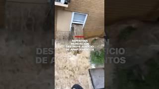 Repentina inundación destruye edificio de apartamentos
