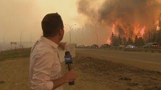 Caught on camera: Fort McMurray fire erupts behind Global News reporter