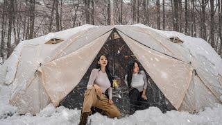 CAMPING IN EINEM WARMEN UND GEMÜTLICHEN ZELT WÄHREND EINES SCHNEESTURMS