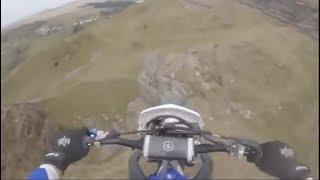 Motociclista grava a própria queda de penhasco