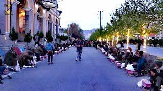 اشک و لبخند افطاری به این زبیایی در میان سرک