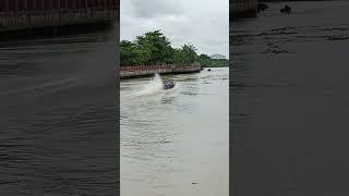 Semburan Perahu Motor Ngebut Dekat Pelabuhan Pasar Lima Beton Banjarmasin Kalimantan Selatan