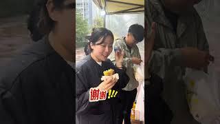 下雨天一家人在韩国摆摊卖煎饼果子 #摆摊 #煎饼果子 #韩国生活