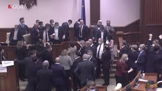 Momentul in care Igor Grosu arunca cu apa din preziudiul Parlamentului