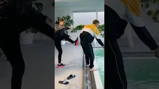 PRANK SPINGO MON3Y in PISCINA nella STREAM HOUSE  #prank #challenge #funny