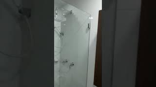 DIVISIONES DE BAÑO EN VIDRIO TEMPLADO EN BOGOTA SISTEMA BATIENTE CHAFLAN-INGEVIDRIOS