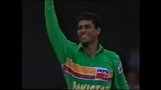 WAQAR YOUNIS clean bowled 'HAT TRICK' vs New Zealand 199495 Mandela Trophy