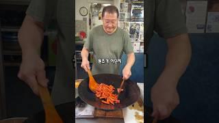 한번먹으면 자꾸 생각나는 중독성있는맛: 통인시장 기름떡볶이