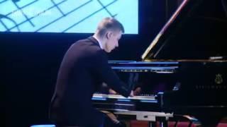 Alexey Romanov plays piano without hands