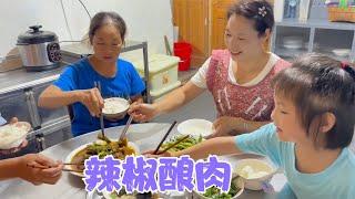 阿恋买土猪肉做了一道辣椒酿肉，婉儿和亮哥都抢着吃，太受欢迎了