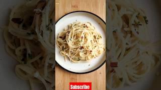 Spaghetti Aglio e Olio | Chilli Garlic Pasta | Italian Recipe #shorts