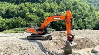 DOOSAN DX350LC placing big rocks and filling with gravel - Pulfero, Italy