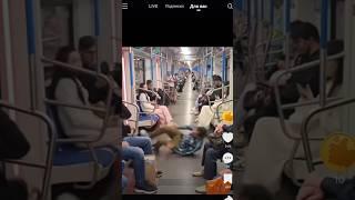 В метро