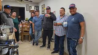 Estamos en California con mis compadres y amigos aquí saludando alos suscriptores