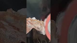 Удаляем огромный рыжик на заднем крыле.