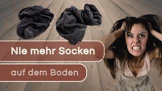 Nie mehr getragene Männer-Socken auf dem Boden - so wird er's endlich verstehen!