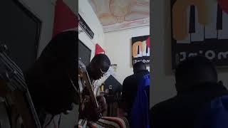 Ben Quint faisant une distorsion avec sa basse au studio - Sahel la CIP - Grigra ft. Vano Baby