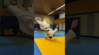 ️Have you tried making throws with closed eyes?#judo #judothrows #taiotoshi #uchimata #tomoenage