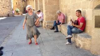 "José Joaquín Saavedra y bailarina de Cáceres...actuando improvisado en el casco antiguo de Cáceres"