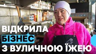 «Полюбляє молодь». Переселенка з Костянтинівки відкрила бізнес з вуличною їжею у Дніпрі