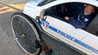 The police surprise us with bicycle parts in our hands! Magnet fishing