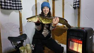 24 Hours in an Ice Fishing Hut | Boiling Burbot in Sprite