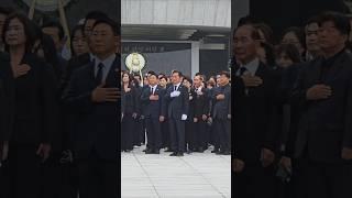 국기에 대한 경례 하는 정청래 의원 옆에 양문석 의원도 있네요