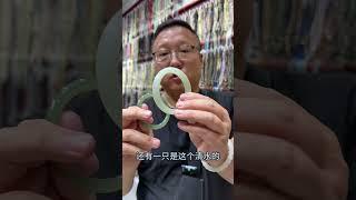 潘潘老师在石佛寺玉器交易批发市场帮粉丝淘的和田玉手镯 石佛寺代购，潘潘老师在石佛寺玉器交易批发市场帮粉丝淘到一只和田玉冰底湖水绿美人条手镯，一条和田玉晴水手镯，粉丝很喜欢，感谢信任#玉石魅力