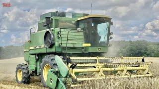 JOHN DEERE 7720 Turbo Combine Harvesting Wheat