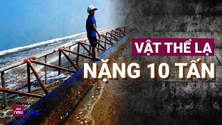 Vật thể lạ dài 20m, nặng 10 tấn dạt vào bờ biển Hà Tĩnh: Vẫn chưa biết là gì, xử lý ra sao | VTC Now