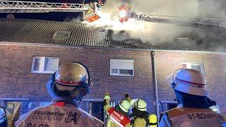 [DACHSTUHL EINES REIHENHAUSES IN FLAMMEN!] - Starke Rauchentwicklung ~ Feuerwehr Düsseldorf -