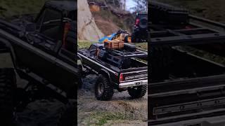 FMS FCX18 LC80 & THE TRX4M DEFENDER AND FORD F150 HIGH TRAIL ED. CRAWLING SESH AT THE BEACH !!