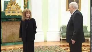 Алла Пугачёва получает награду из рук президента Бориса Ельцина (1999)