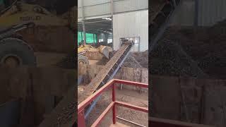 Double shaft shredder shreds steel wire