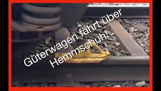 Güterwagen fährt über Hemmschuh! ... Entgleisung?!