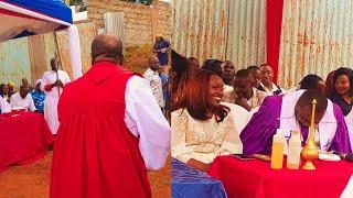 Bishop jj gutuma andu mague na mitheko akiumiriria dama wa mobile