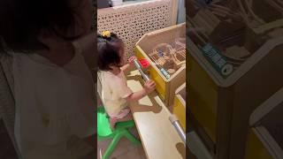 女兒小莫［育兒日常］妹妹也會玩珠珠，左右晃還有模有樣的。2y1m14d