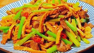 Stir-fried celery is fragrant and dry. Remember not to fry it directly in the pan. I will teach y...