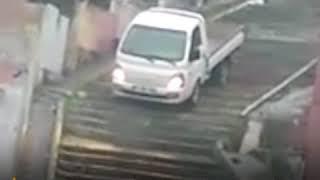 Kamyonet sürücüsü, caddeye kestirmeden inmek için merdivenleri kullandı.