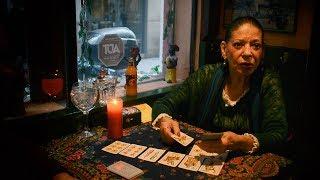 Una actriz cubana echa las cartas en Madrid