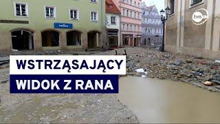 Kłodzko po pierwszej fali powodziowej. Wokół powybijane szyby, na ulicach meble. "Jak opuszczone"