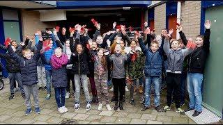 Groep 8 van cbs de Bron brengt kerstwensen 50+ flat Kromme Dreef / Spijkenisse 2017