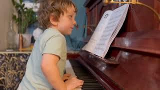 Gavriil is learning Beethoven's 5th symphony - Разучивает 5 симфонию Бетховена