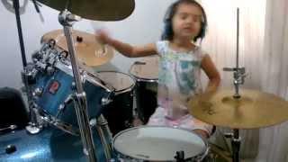 Eduarda Henklein (5 anos) tocando COVER Beatles - she loves you