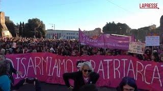 Roma, in migliaia al corteo di 'Non una di meno': "Basta violenza, disarmiamo il patriarcato"