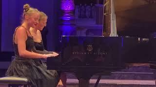 C-sisters winnen het pianoduoconcours te Amsterdam 