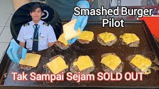 Malaysia PILOT Jual SMASHED BURGER / Malaysian Pilot Selling Smashed Burger - Malaysia Street Food